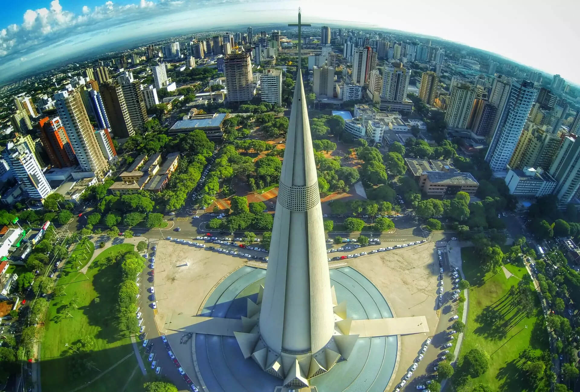 Vista aérea de Maringá, uma das melhores cidades para morar, com a Catedral e seus arredores durante o dia.