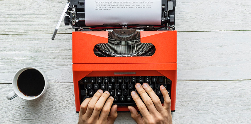 Máquina de escrever laranja ilustrando análise de requisitos, requisitos funcionais e requisitos não funcionais