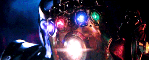 Gif do Thanos reunindo as joias