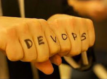 Mãos formando a palavra DevOps